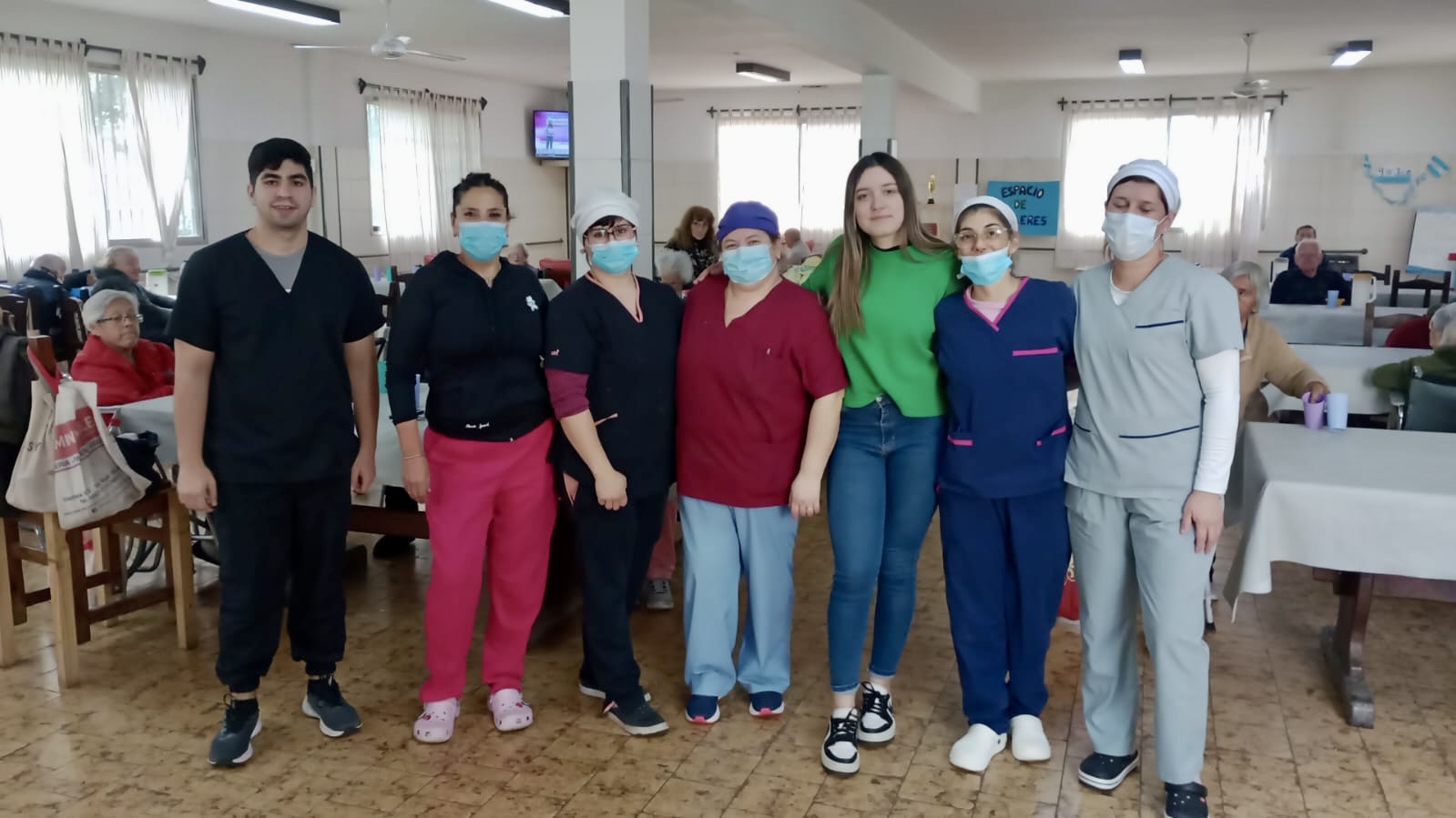 Adulto mayor feliz en la residencia